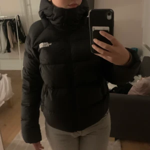 North face hyalite - Säljer min north face jacka i strl M, men sitter bra på mig som är Xs. Använd en säsong, bra skick. Nypris: 2500❤️köpare står för frakt