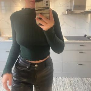 Långärmad topp - Från fashionnova i mycket bra skick. Storlek S. Mörk grön. Väldigt mjuk i materialet. 