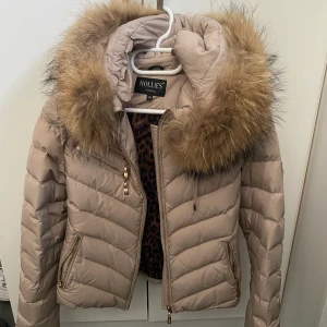 Hollies jacka - Sparsamt använd jacka från Hollies i storlek 36, äkta päls