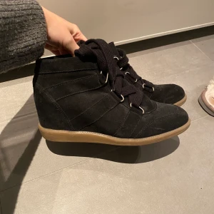 pavement - Superfina skor med en längre klack. Använda endast 3 gånger så säljer då dem bara står i garderoben. Lite damm längst fram på skon som jag fixar innan jag skickar iväg. 