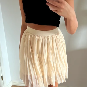 Plisserad kjol - Beige plisserad kjol från nakd, älskar men är lite för tight i midjan för mig. Strl. xs
