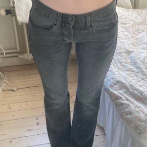 Lågmidjade GRÅ jeans från Lee, är 172 för referens💕💕 Jeansen är lite små i storleken för att vara en 30waist skulle jag säga! Kan eventuellt gå ner i pris vid snabb affär 🥰
