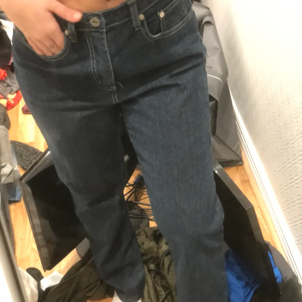 mörkblåa jeans som knappt är använda i storlek 38!. Jeans & Byxor.