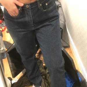 mörkblåa jeans som knappt är använda i storlek 38!