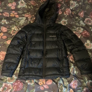 Peak performance jacka  - Säljer nu min peak performance jacka i storlek 160. Använd fåtal gånger förra vintern, jag har växt ur den och den kommer längre inte till användning. 💖