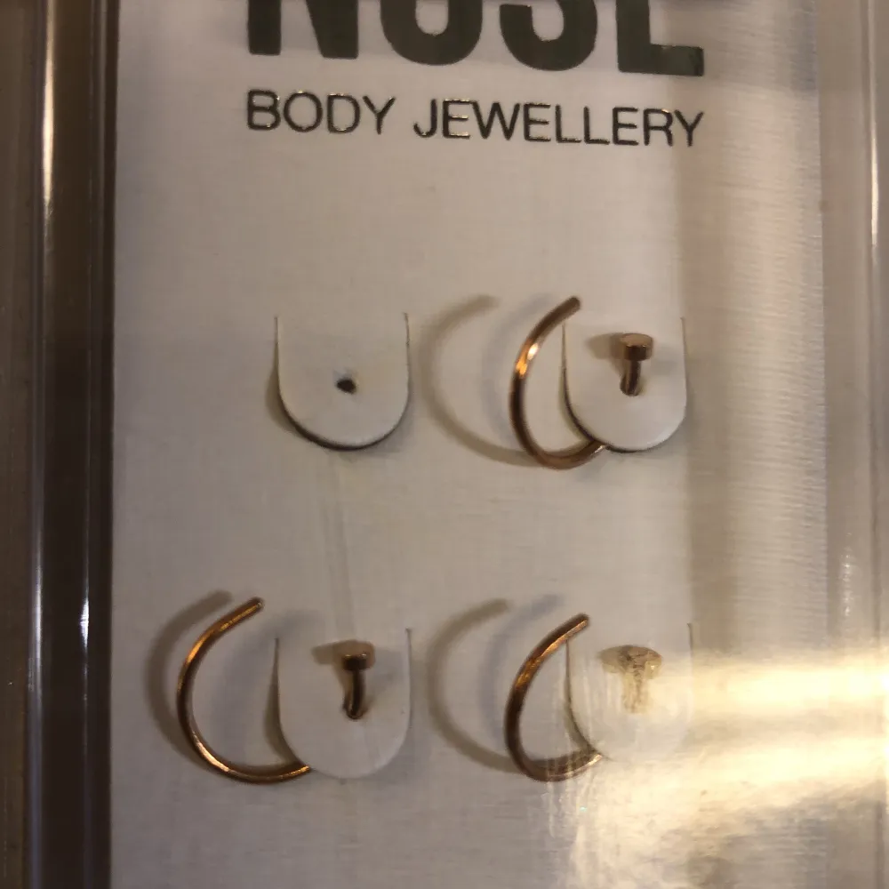  Nose piercing 2 använda tagit bort dom silver och guld Kontakta vid köp. Accessoarer.