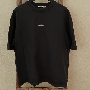 Acne tröja  - Acne tröja, nypris 2000kr och nästan oanvänd. Behöver rensa därav priset