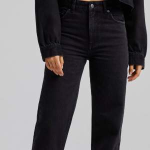 Svarta raka jeans från bershka som är avklippta en bit, använda gå gånger ungefär 2gånger som Max då dom är förstora. Sjukt bra skick  Nypris:359kr