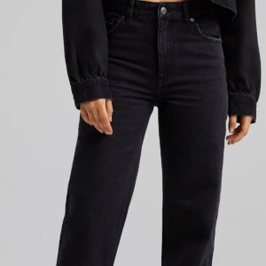 Svarta jeans  - Svarta raka jeans från bershka som är avklippta en bit, använda gå gånger ungefär 2gånger som Max då dom är förstora. Sjukt bra skick  Nypris:359kr