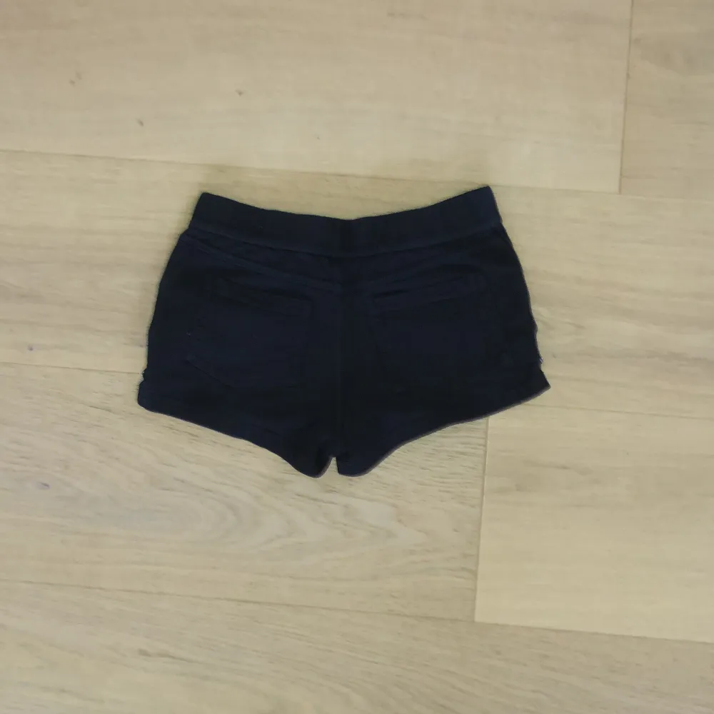 Svarta shorts med paljetter storlek 10år inkluderar ej frakt eller Swish Tar Swish . Shortsit.