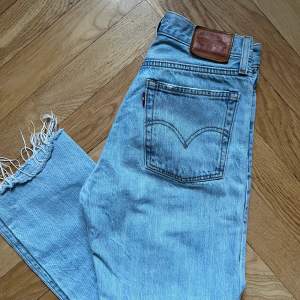 Croppade Levis jeans i modellen ”Wedgie straight” strl 26.  Mått:  37cm (sista bilden)  Innerbenslängd: 65cm 🌸 