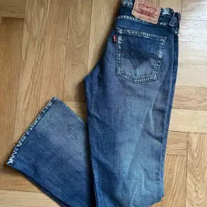 Jätte coola vintage Levis jeans! Dessa är lite ”spräckliga” i färgen men jag tycker det gör byxorna unika!  Mått:  36cm (sista bilden)  Innerbenslängd: 79cm  😋💕🌸