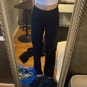 Cargo byxor - Cargo byxor köpta second hand, dock är det bara ficka på ena benet