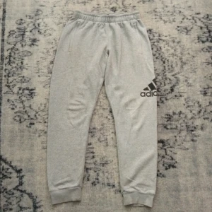 Adidas Byxor med dragkedja - Gråa Adidas Byxor med dragkedja, använda men ändå ganska bra skick.