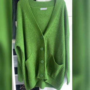 Stickad kofta  - aldrig använt 