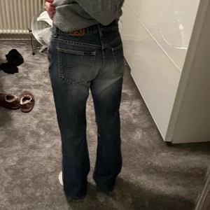 Lee jeans - supersnygga Lee jeans med slitningar på knäna. Finns inga tecken på användning. osäker på storlekarna men passar mig som vanligtvis är en 36/38 (S). Pris kan diskuteras 