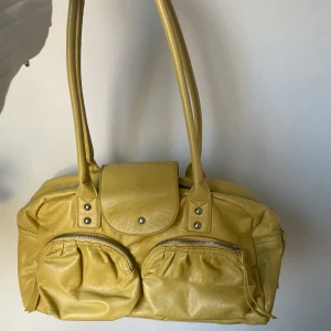 Väska - Cool grön/gul vintage väska. Jätte bra skick. Köpt på secondhand. 