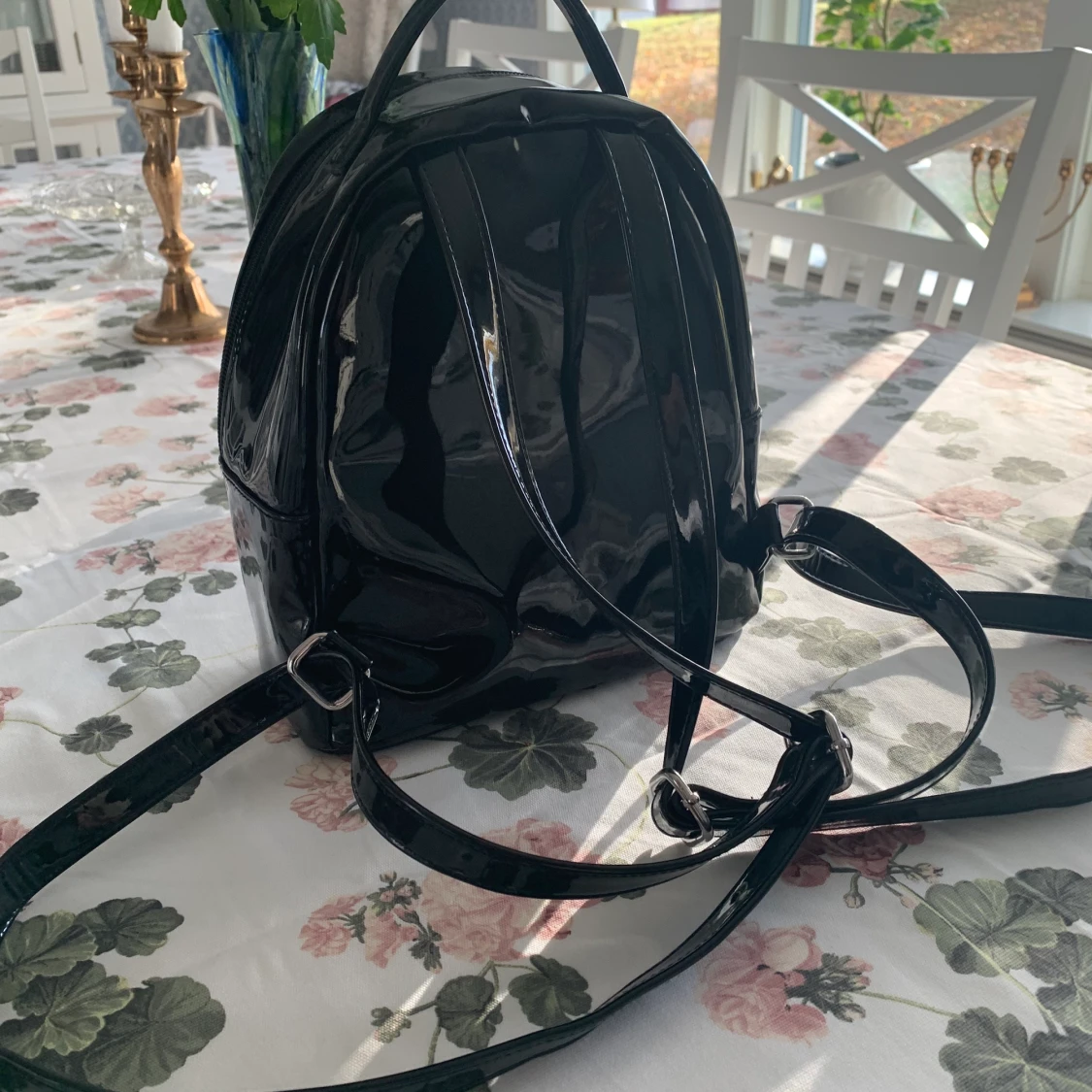 Liten söt lackväska 🖤 - 90