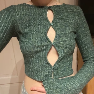 snygg grön topp  - så snygg men kommer inte till användning 🥲lappen sitter kvar. storlek M men passar S bättre 
