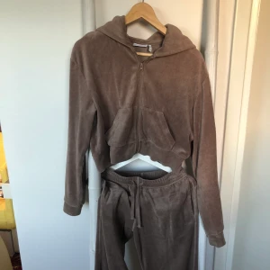 Veulor set  - Beiget velour set från weekday, utsvängda byxor