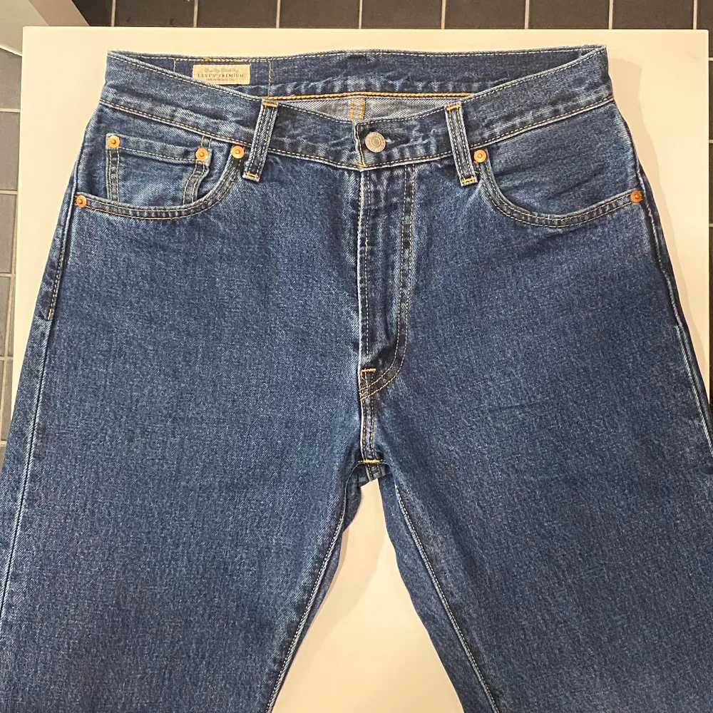 Levi’s 551Z jeans i använt med väldigt gott skick. Sparsamt använda. En Straight Fit som är snäppet lösare vid lår och rumpa. 30W x 30L. 77% Bomull, 23% Hampa.. Jeans & Byxor.