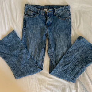 Brandy Melville byxor - Ett par jättefina brielle 90s jeans från brandy melville! Jag har både sytt upp och sytt in dem i midjan så de passar någon runt 160cm som har 32/34 i jeans ❤️ Nypriset är runt 400kr