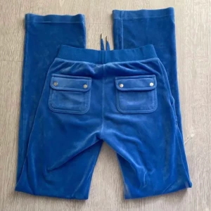 Blå juicy couture  - Blå juicy couture i ny skick! KÖP DIREKT FÖR 900+ FRAKT! Jag älskar dem här men dem passar tyvärr inte mig. Dem är fina och inte utslitna alls. Nypris: 1200. Kom privat för fler bilder💞  