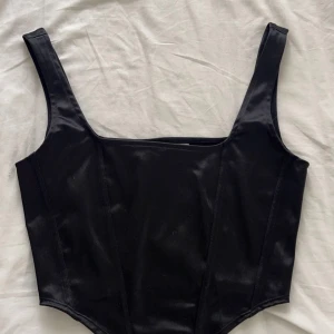 Korsett topp  - Jättefin men blev fel storlek, prislappen är kvar och den är endast testad. 
