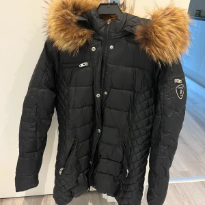 Rockandblue  - Litet hål på höger arm, syns knappt. Storlek 44 men mer som 42. 