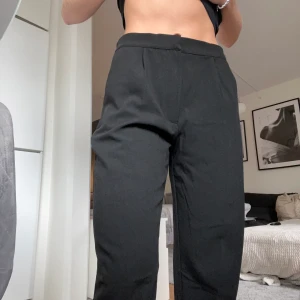 Kostymbyxor från pull&bear - Svarta kostymbyxor från pull&bear. Sköna och i bra skick. 