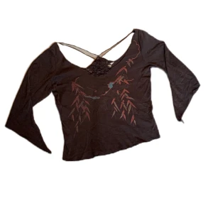 Svart topp - Jättesnygg svart topp med fina detaljer. Passar s/m