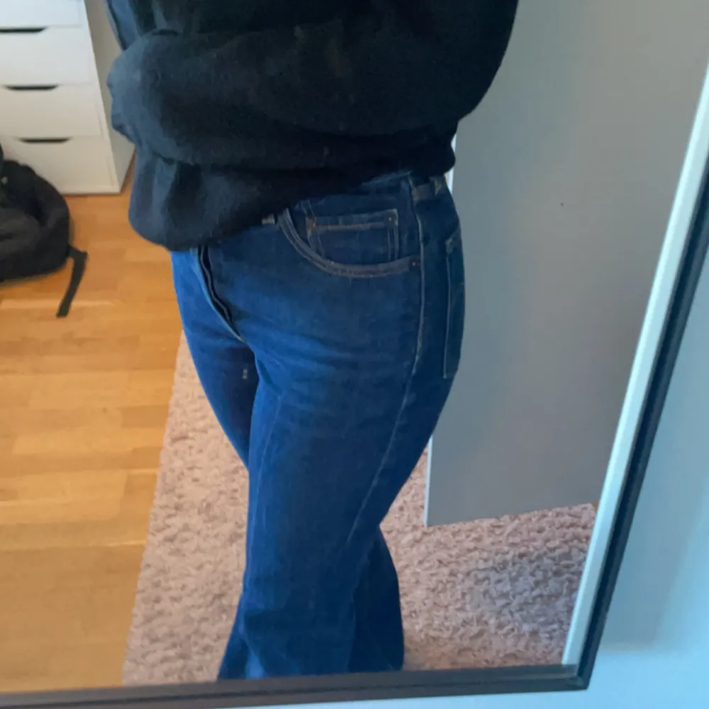 säljer mina levi’s jeans på grund av att de inte kommer till användning. de är högmidjade och lite utsvängda längst ner. de är i bra skick men har ljusa fläckar på knäna och en ljus rand längst båda benen, som man kan se på bild 2. skriv om du har frågor❤️. Jeans & Byxor.