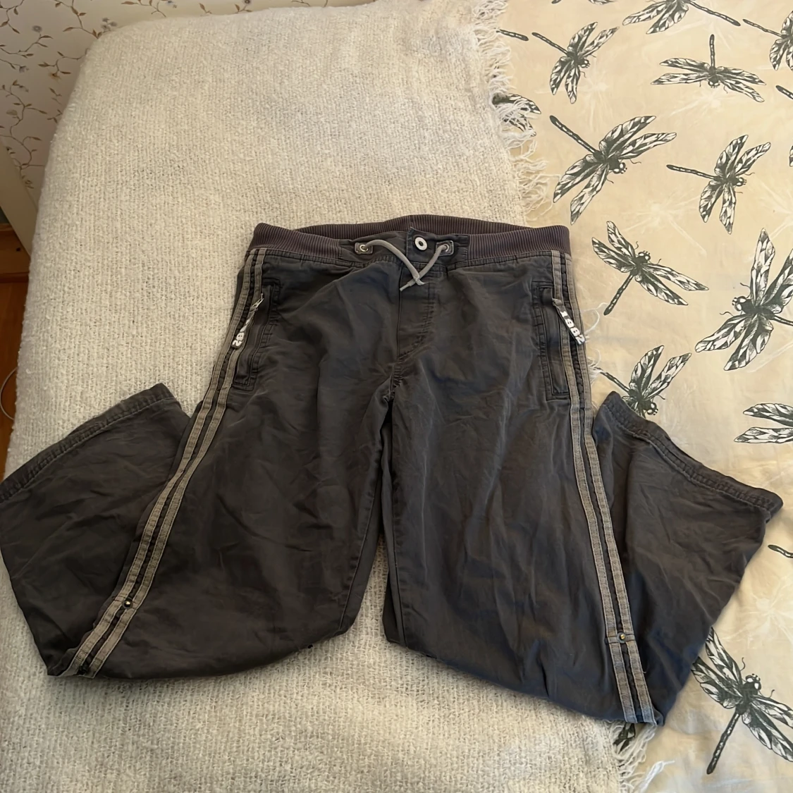 Byxor med linjer på sidorna - 90