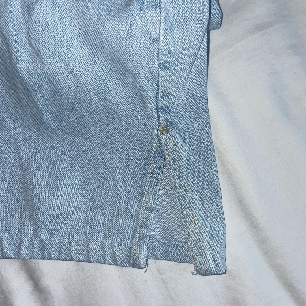 (lånad första bild) Ljusblå jeans från gina som sitter precis som på bilden, sitter som de populära Zara jeansen. Slits i slutet av byxbenen och helt utan defekter!  Storlek 34 men passar även 36. Köpta för 499kr, säljer för 299kr😊. Jeans & Byxor.