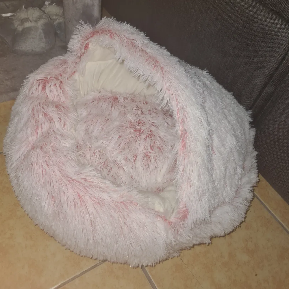 Helt ny kattsäng med måtten 45x45cm i diameter ned vändbar dyna! Fin och mjuk säng men min katt gillade tyvärr inte denna typ av säng.  Hämtas i Karlstad, Falun/Borlänge men kan även skickas mot att köparen betalar frakt.. Övrigt.