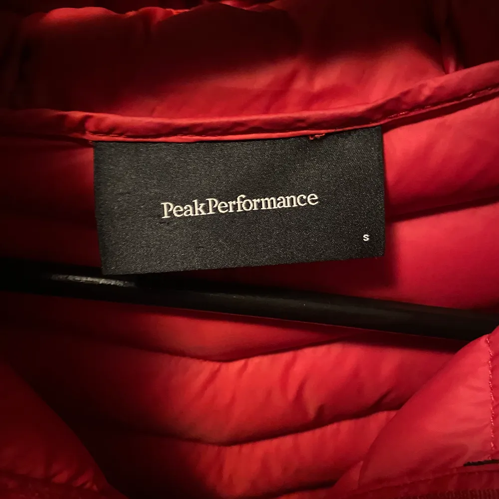Röd peak performance jacka, nypris ligger på 3000 kr (deras hemsida). Har blivit använd en del men använt den varsamt. Det är inte nyskick men det är mycket bra skick.. Jackor.