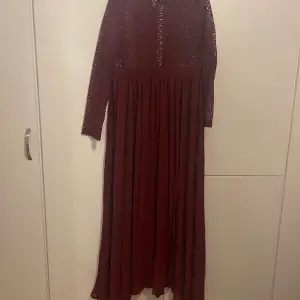Röd kläning med en luten slits på sidan har inte används en enda gång helt ny 