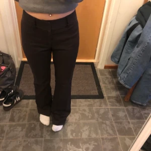 Mörkbruna kostymbyxor  - Oklar storlek men skulle säga 36, köpta second hand. De är lite långa på mig som är 1,57. Skriv för tydligare bilder på färgen eller andra frågor! 