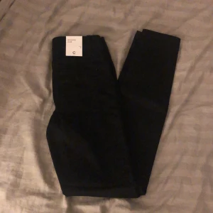 Sprillans nya jeans - Säljer dessa nya skinny jenas från Cubus. Sköna och snygga jeans med stretch. Normal midja. Aldrig använda. Nypris 399kr. Storlek S. Skicka ett meddelande för frågor och mer bilder. ☺️