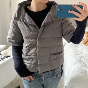 👻 Kortärmad jacka!! 👻 - Säljer denna kortärmade jacka varm att ha i vinter med en varm tröja under💗