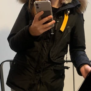 parajumpers jacka - Säljer min parajumper som är använd men är i bra skick! 