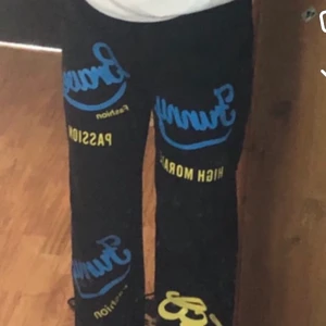 👻 Byxor med text 👻 - Väldigt bra skick! Svarta jeans med text i olika färger. Bilden blev dålig men skriv om ni vill ha flera bilder Frakt 39 kronor