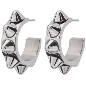 Edblad örhängen - Säljer nu mina fina Edblad örhängen med nitar, använda runt 10 gånger, säljer även den matchande ringen, paket pris på båda för 450kr💕