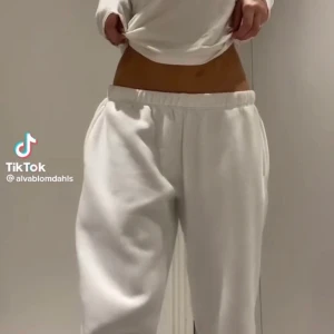 Lågmidjade Mjukisbyxor  - Säljer mina lågmidjade mjukisbyxor då dom aldrig kommer till användning! Super fint skick nästan aldrig använda. 💓