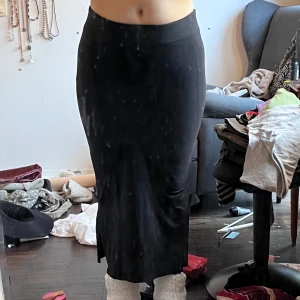 Långkjol svart - Snygg svart långkjol! En slit på varje sida! Storlek L men jag har M och den är stretchig, så funkar nog på M-XL