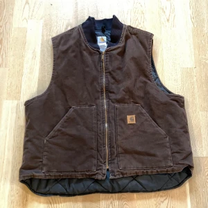 Carhartt väst  - Skitsnygg carhartt väst som blev ett impulsivt köp på sheltas sneakermarknad. Säljer också för vad jag köpte den för.