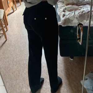 Svarta juicybyxor  - Säljer mina fina svarta juicy byxor då jag vill lägga pengar på andra byxor istället och redan ett par. De är i andvändar skick men inte något hål eller sånt vd jag sett. Dock någon liten fläck som man inte tänker på