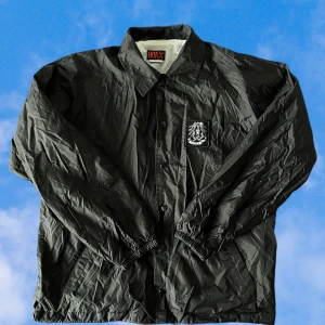 Hoax mfg. Coach Jacket - Hoax mfg. Coach jacket. Svart. Storlek L.