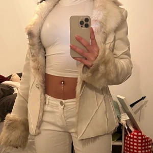 Kappa - Smuts vit/beige kappa från vila med fin fake päls