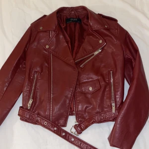 Skinnjacka från Zara - Oanvänd vinröd fake leather jacka från Zara😍  Funkar till xs -s